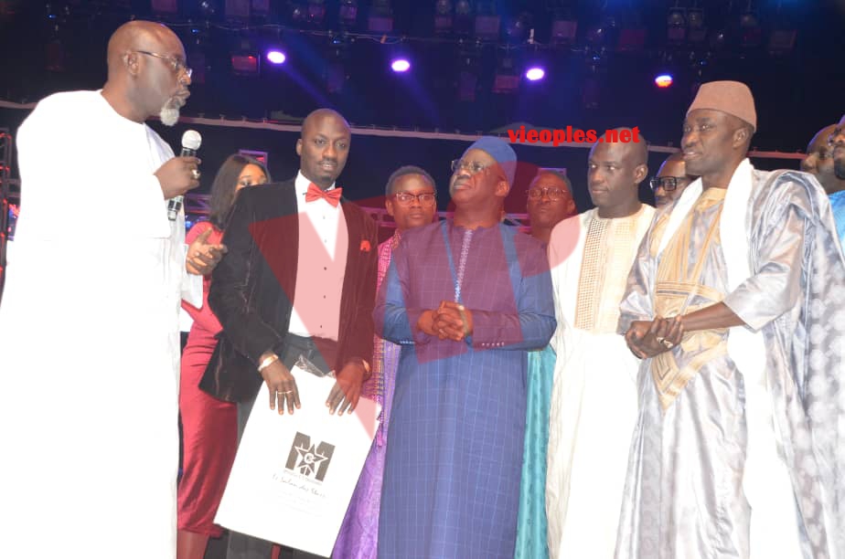 GOUDI FANSYI Pape Diouf rend hommage au président Mbagnick Diop, décoré par l'ADESMATS.