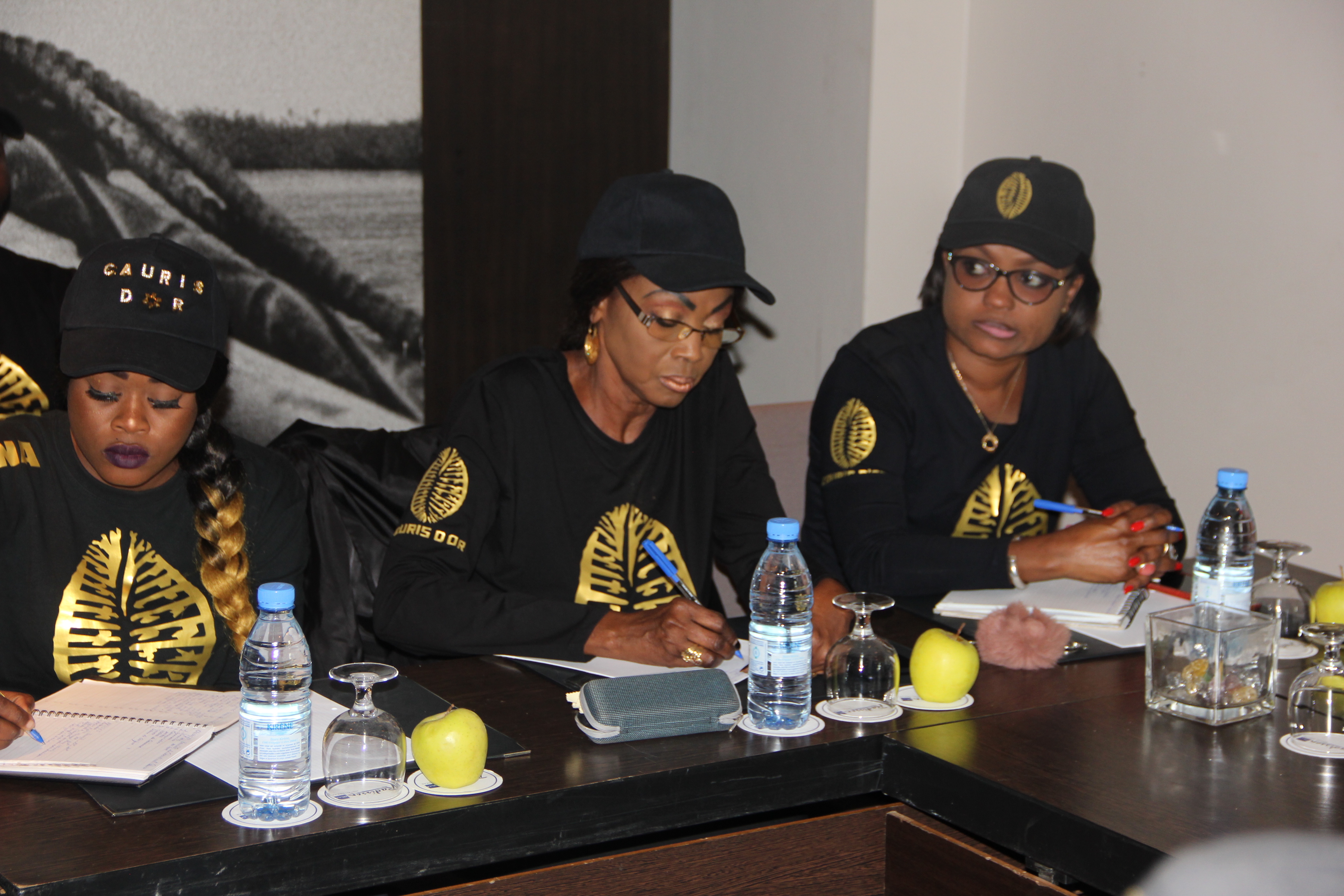 Les images de la réunion mise au point sur les préparatifs des CAURIS D'OR le 20 avril au Chapito du King Fhad.