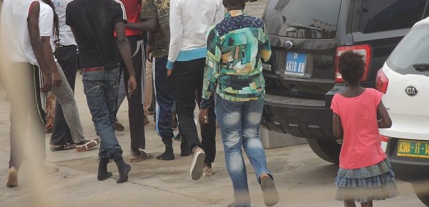 Défilé du 4 avril : Un individu chipe le portable de la femme du Colonel Diouf