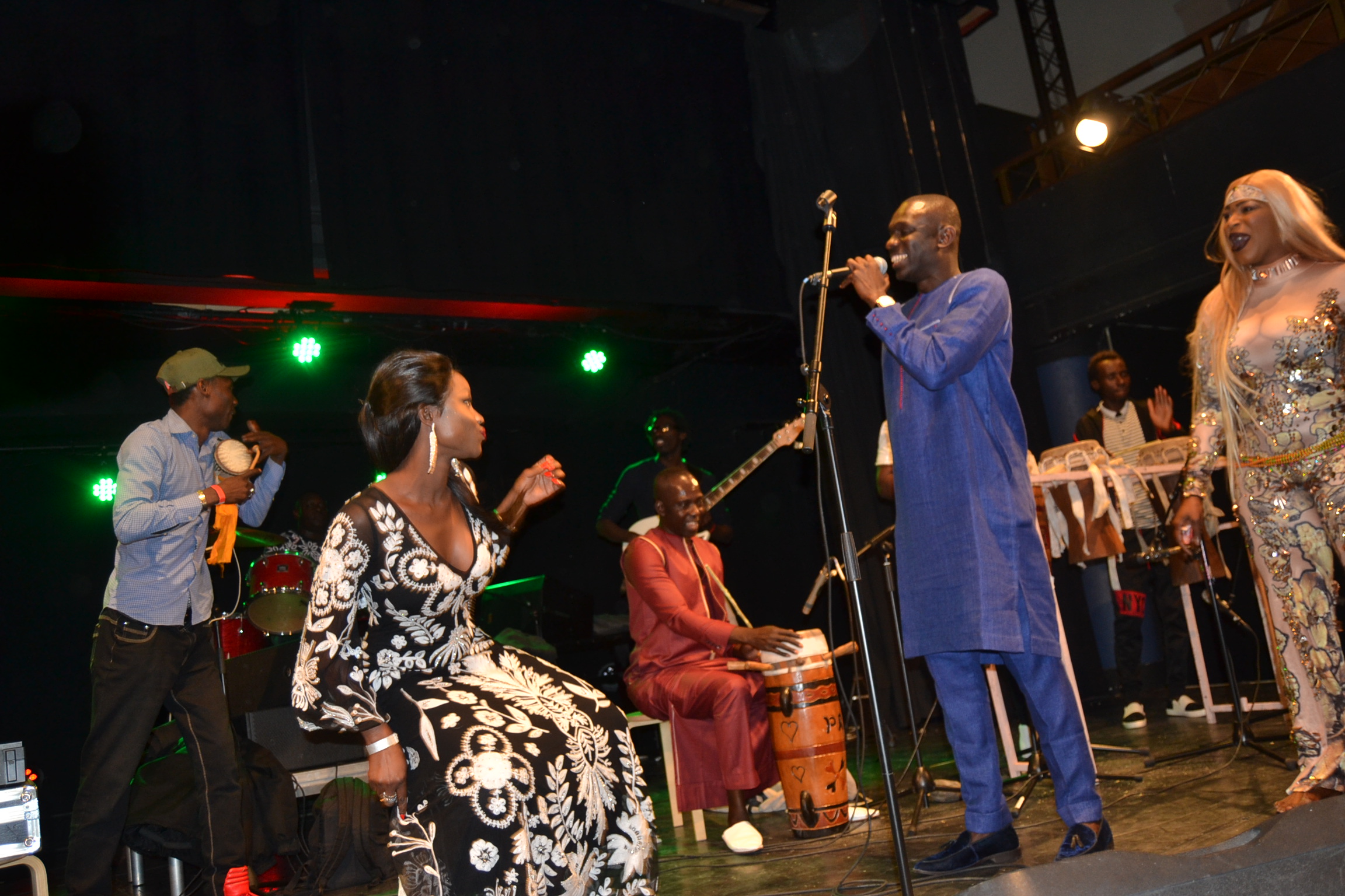 Mari Cissé la coiffeuse de Genéve casse la barraque sur la scéne avec Pape Diouf à Genéve.