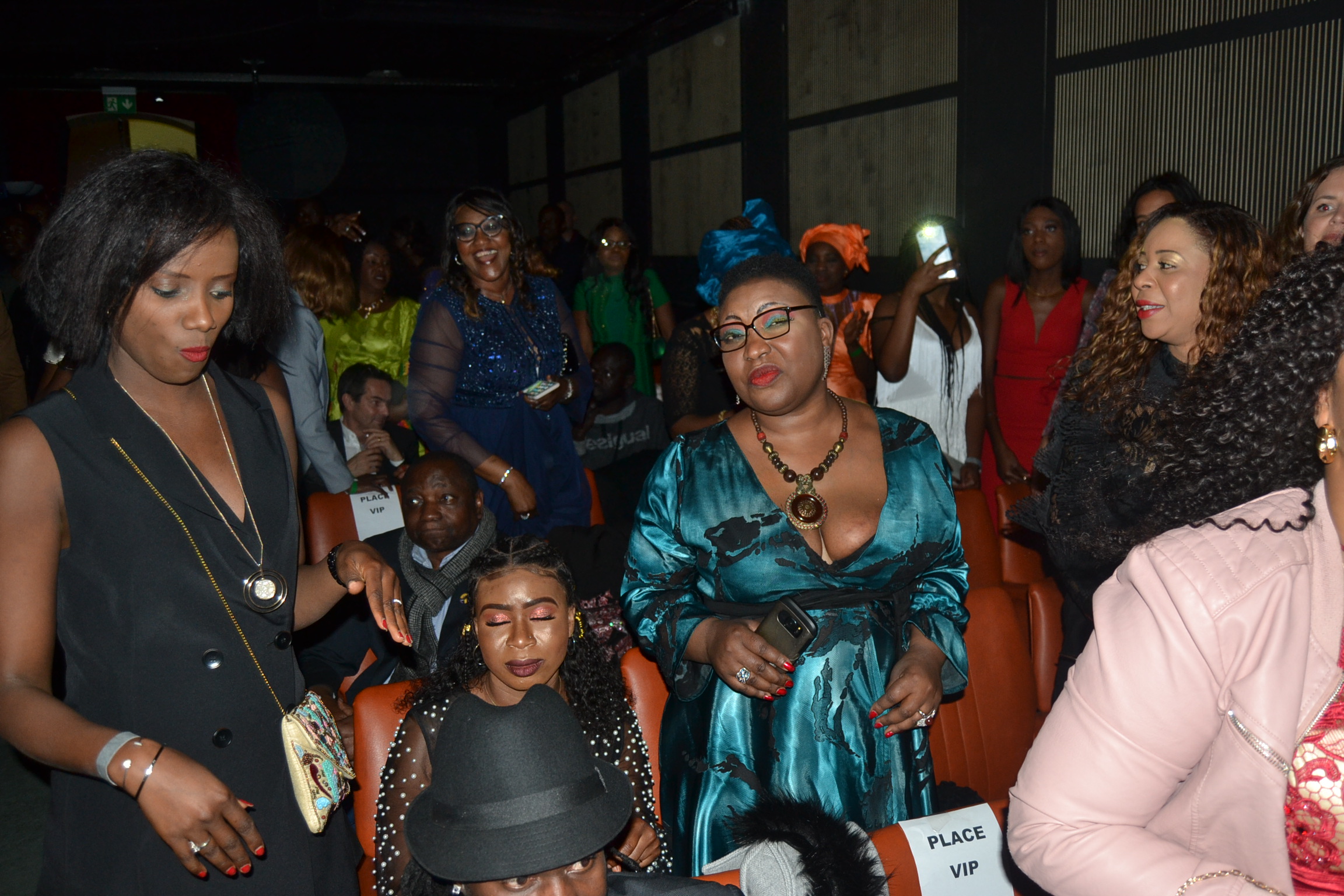 Les images de la soirée Indépendance du Sénégal à Genéve: Pape Diouf vient de signer ses empreintes au Théatre de la Madeleine à guichet fermé. Regardez