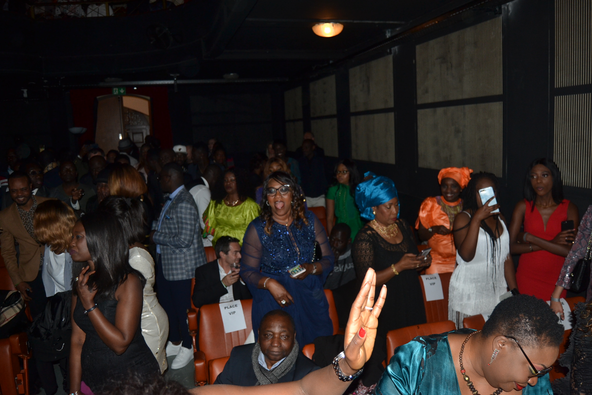 Les images de la soirée Indépendance du Sénégal à Genéve: Pape Diouf vient de signer ses empreintes au Théatre de la Madeleine à guichet fermé. Regardez