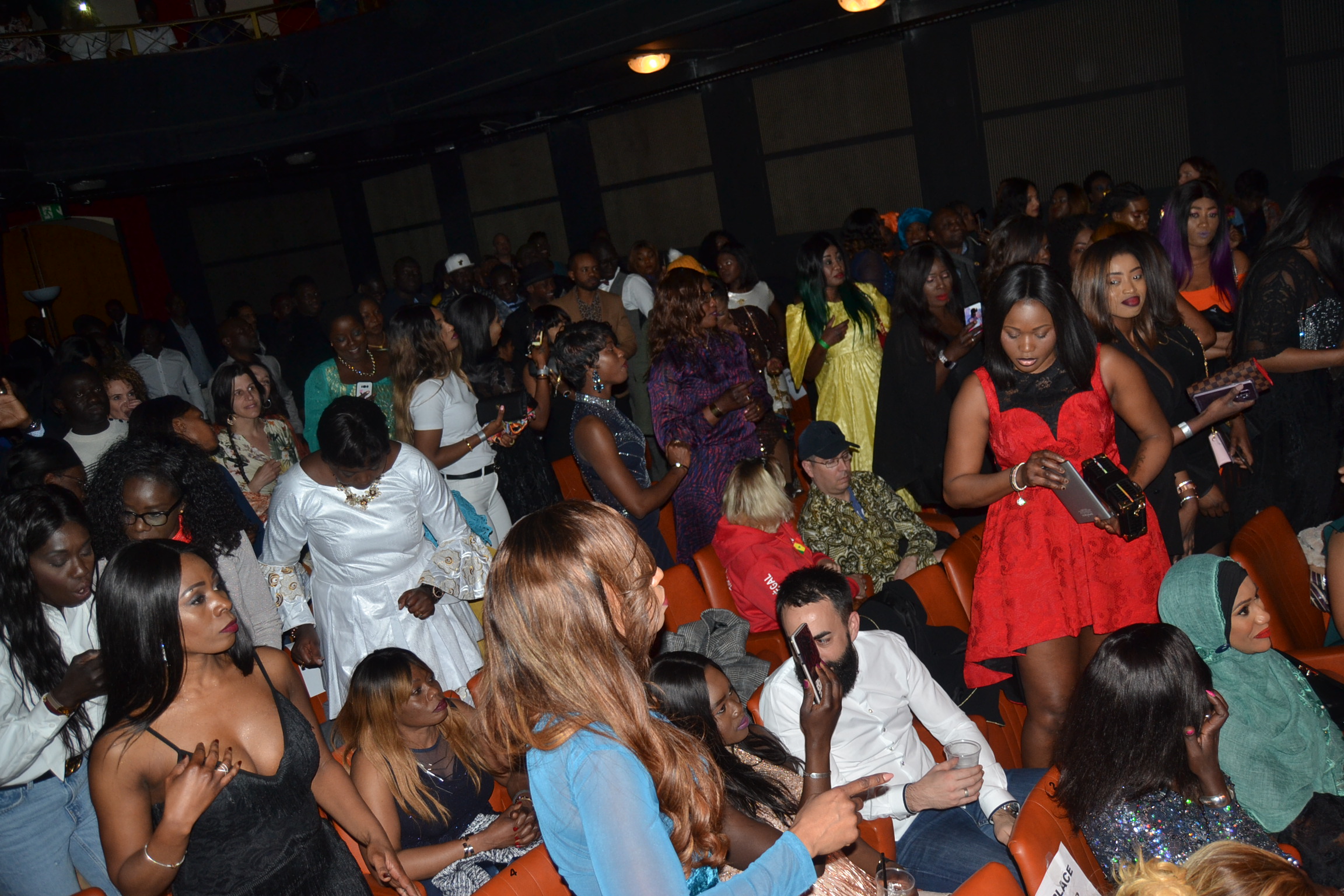 Les images de la soirée Indépendance du Sénégal à Genéve: Pape Diouf vient de signer ses empreintes au Théatre de la Madeleine à guichet fermé. Regardez