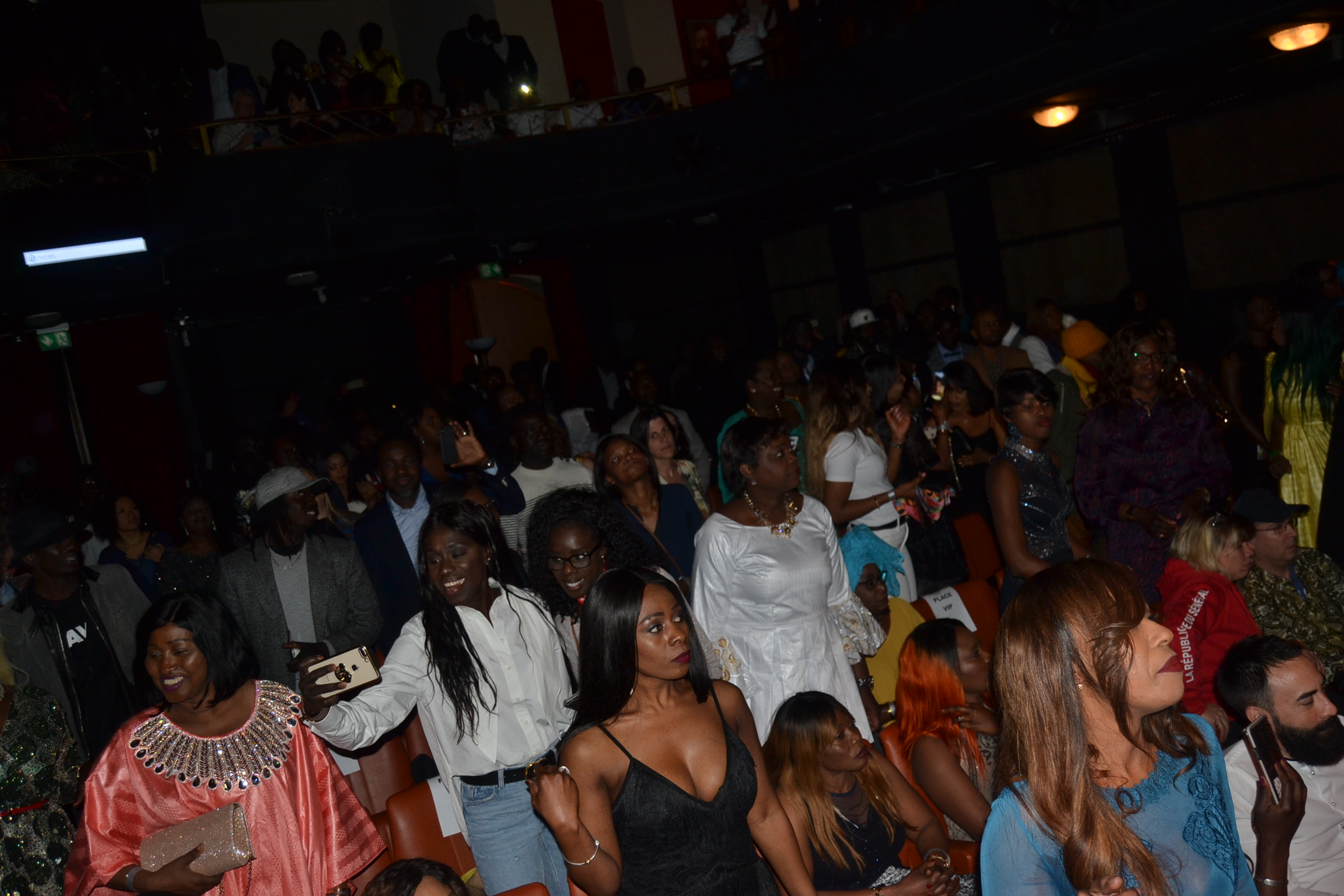 Les images de la soirée Indépendance du Sénégal à Genéve: Pape Diouf vient de signer ses empreintes au Théatre de la Madeleine à guichet fermé. Regardez