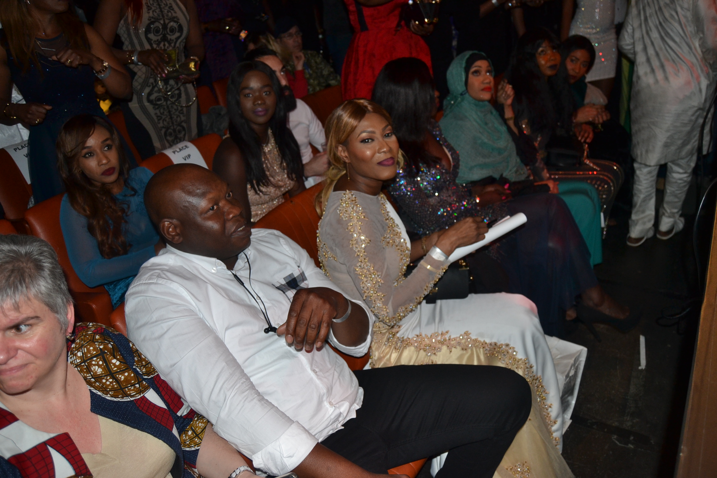 Les images de la soirée Indépendance du Sénégal à Genéve: Pape Diouf vient de signer ses empreintes au Théatre de la Madeleine à guichet fermé. Regardez