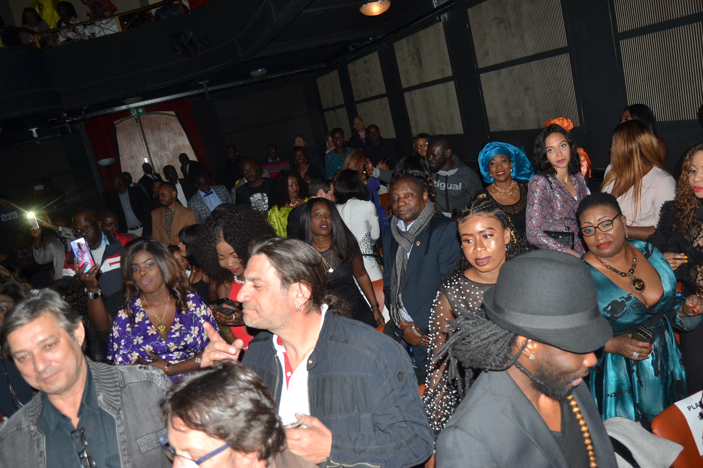 Les images de la soirée Indépendance du Sénégal à Genéve: Pape Diouf vient de signer ses empreintes au Théatre de la Madeleine à guichet fermé. Regardez