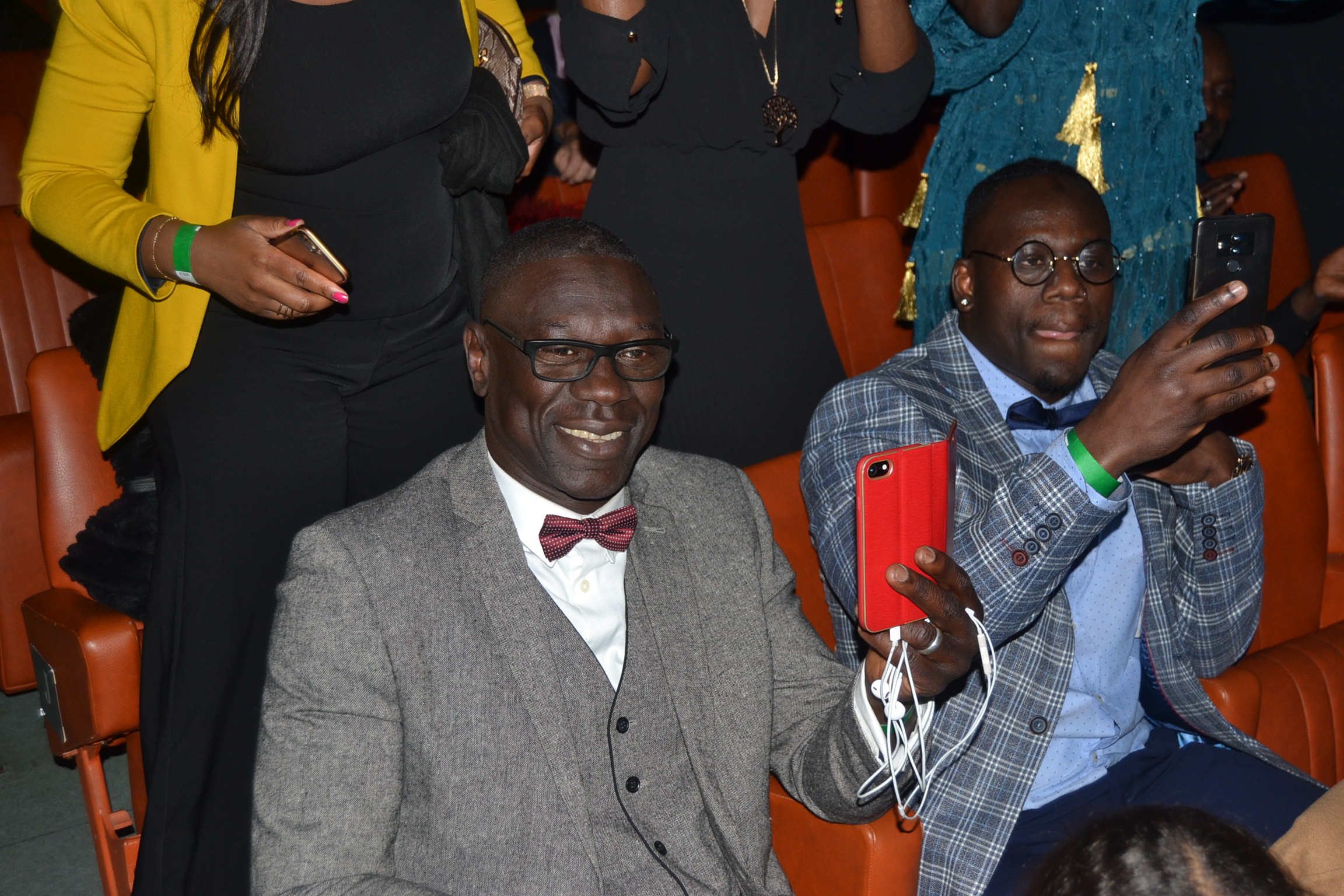 Les images de la soirée Indépendance du Sénégal à Genéve: Pape Diouf vient de signer ses empreintes au Théatre de la Madeleine à guichet fermé. Regardez