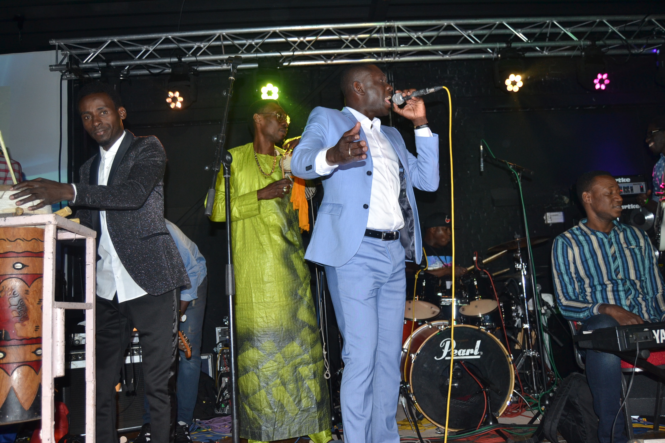 Pape Diouf assure un show époustouflante au Key West, Bruxelles répond à BE TERANGA de Thierno Diop. Les images