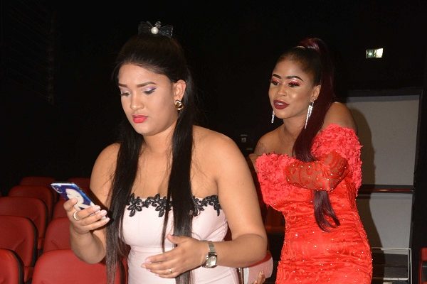 Projection du long métrage de POD et MARICHOU: Eva très élégante dans sa robe