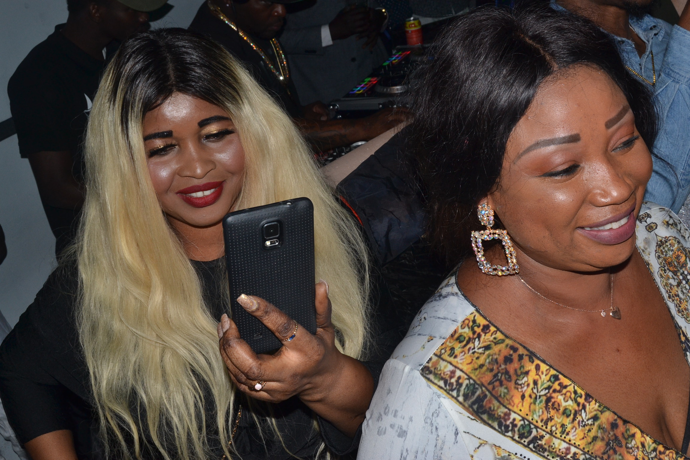 66 IMAGES: STUTTGART: Pape Diouf dans la chaleur du Stage Stadium Theatre pimente les gambiens avec Alpha Prod.