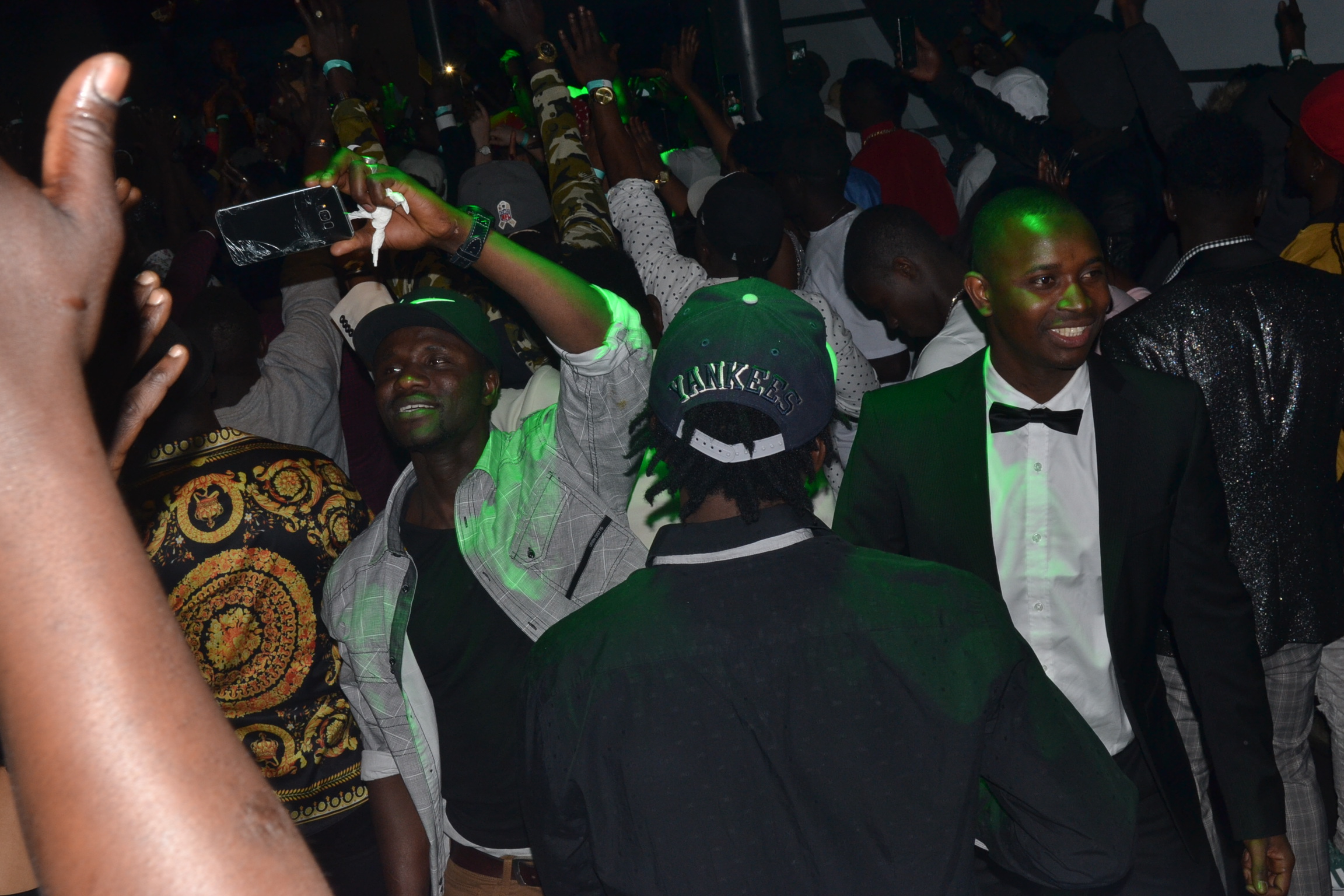 66 IMAGES: STUTTGART: Pape Diouf dans la chaleur du Stage Stadium Theatre pimente les gambiens avec Alpha Prod.