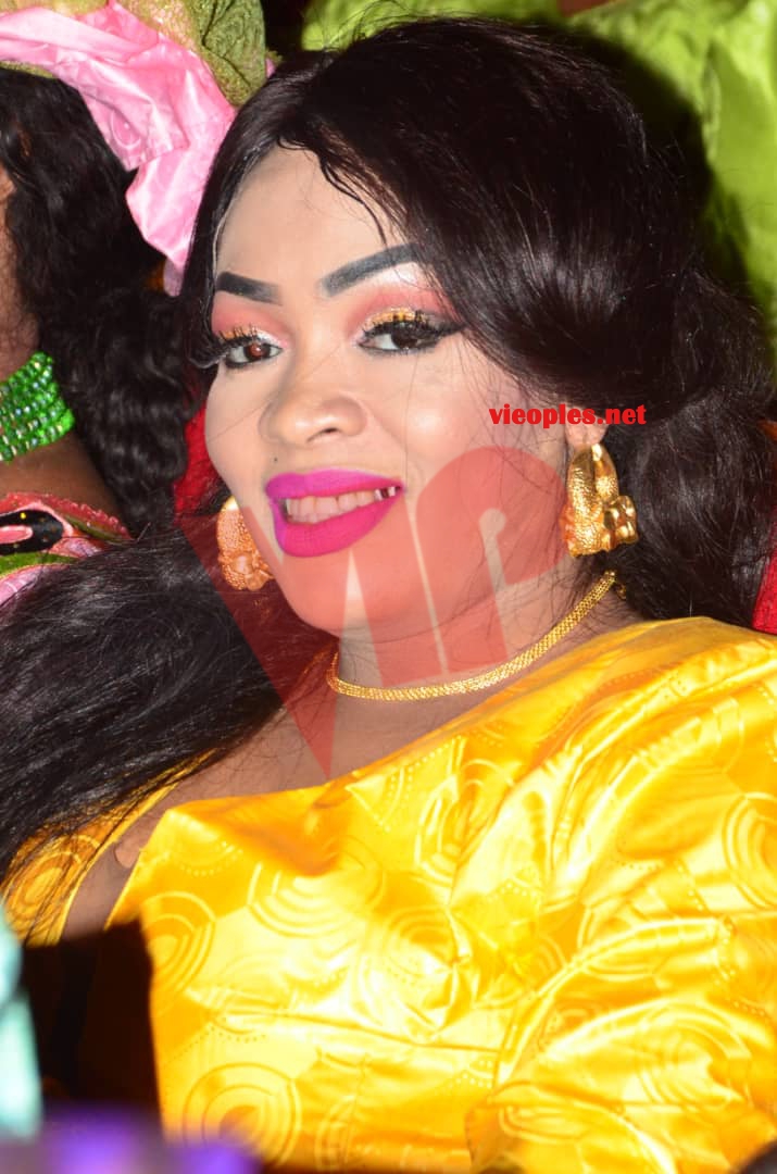 GRAND THEATRE: Oumou Sow étale sa clase en jaune à la soirée de Daba Seye.