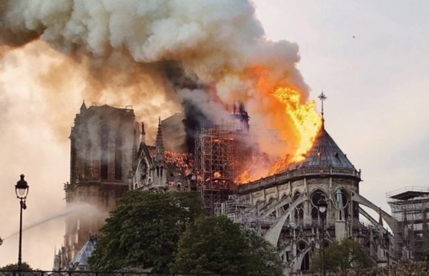 La flèche de Notre-Dame de Paris s’effondre en raison d’un vaste incendie