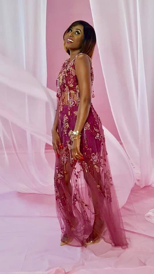 Queen Biz fière de sa silhouette