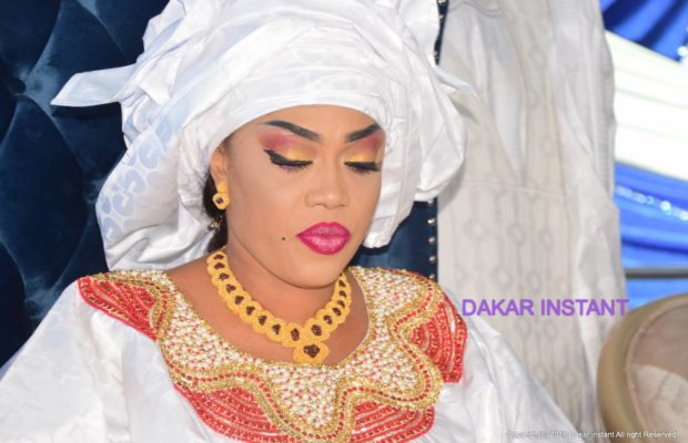 Thiant : Sokhna Aïda Prend Le Fauteuil De Cheikh Béthio Et Des Hommes Se Prosternent Devant Elle