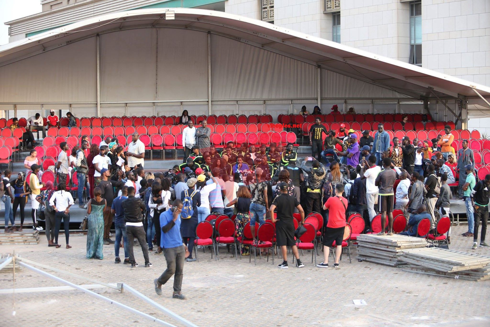 ANNIVERSAIRE: Waly Seck transforme l'esplanade du grand theatre en semi- concert avec les journalistes.