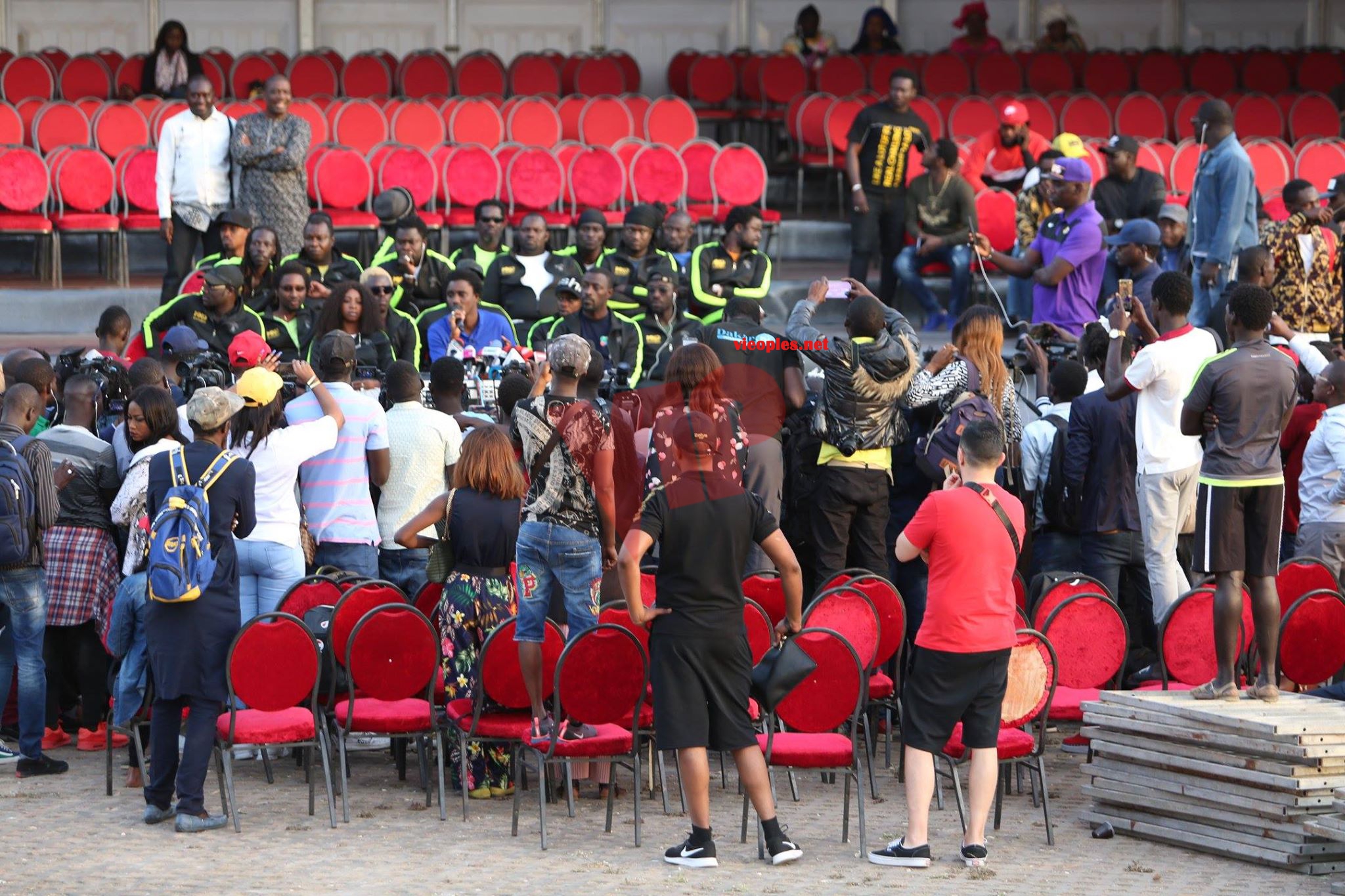 ANNIVERSAIRE: Waly Seck transforme l'esplanade du grand theatre en semi- concert avec les journalistes.