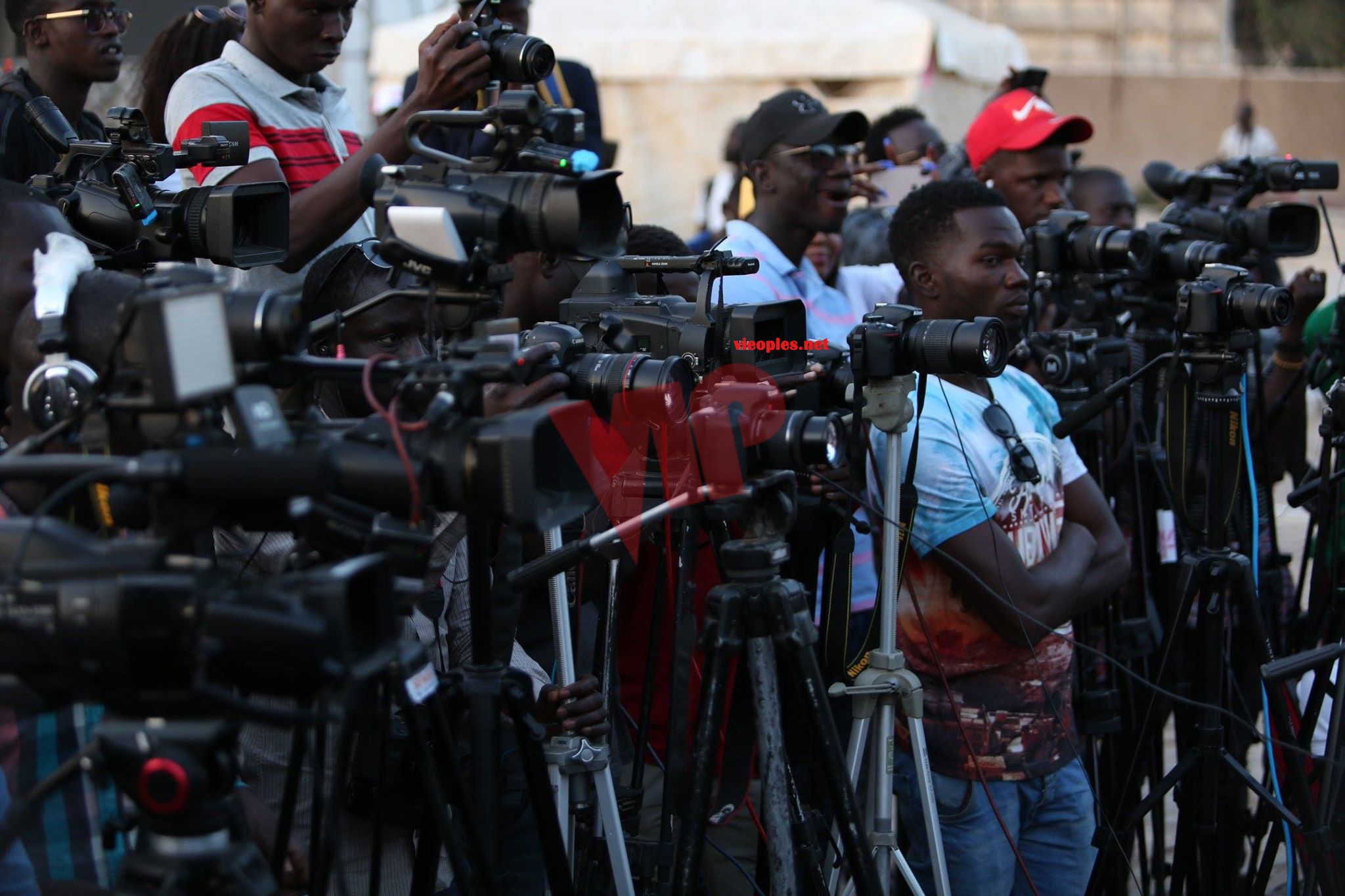 ANNIVERSAIRE: Waly Seck transforme l'esplanade du grand theatre en semi- concert avec les journalistes.