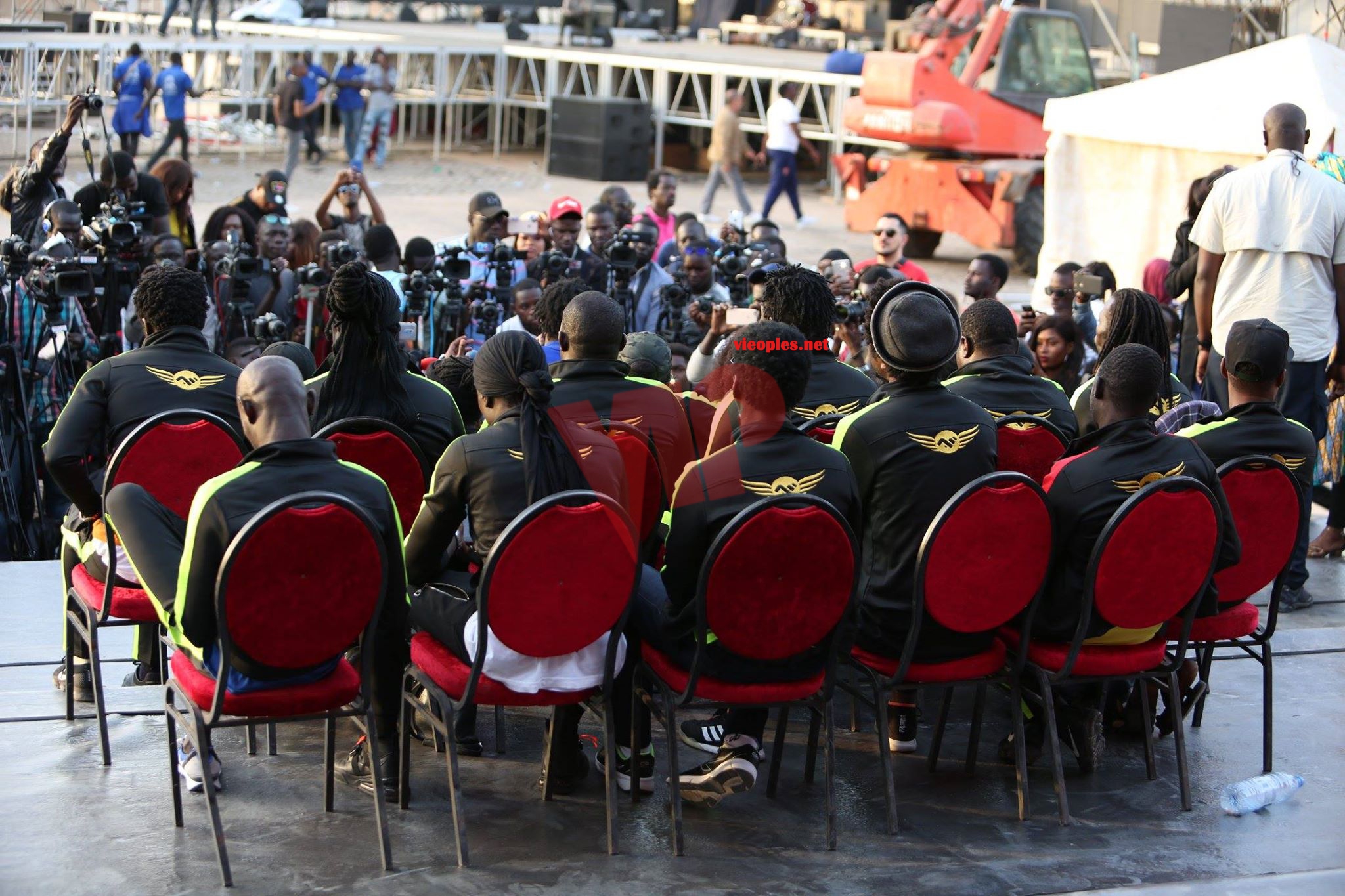 ANNIVERSAIRE: Waly Seck transforme l'esplanade du grand theatre en semi- concert avec les journalistes.