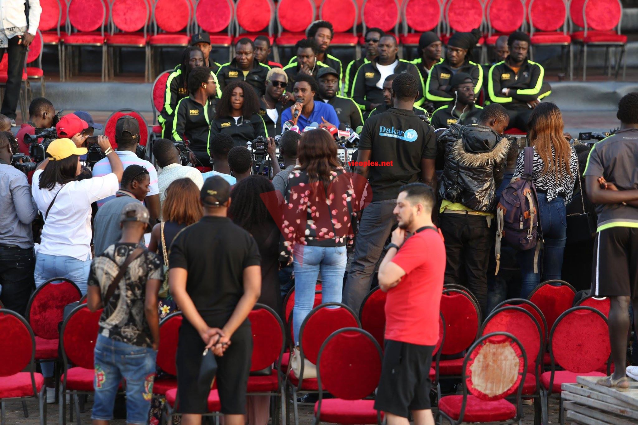 ANNIVERSAIRE: Waly Seck transforme l'esplanade du grand theatre en semi- concert avec les journalistes.