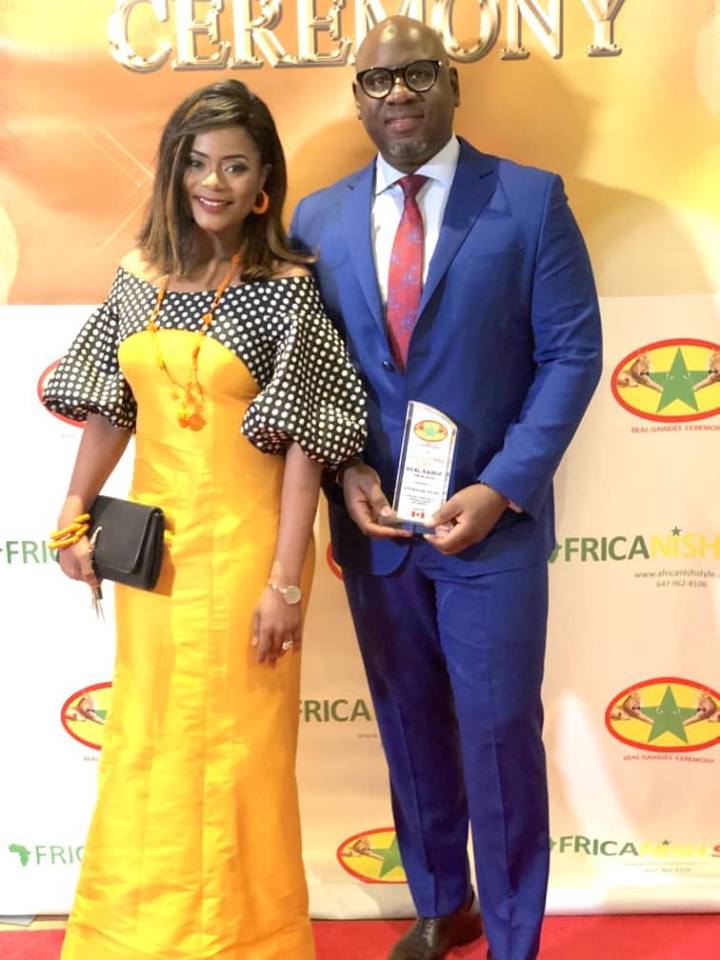 « REAL GAINDÉS CEREMONY » Merry Bèye Diouf de la Tfm reçoit son prix au Canada dans une tenue dont tout le monde parle…