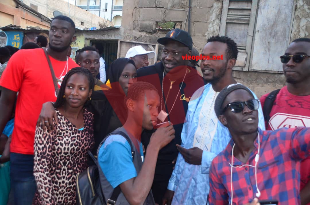 BOY NIANG vs LAC 2: Les supporters de Boy Niang déja dans l'ambiance du combat à Pikine.