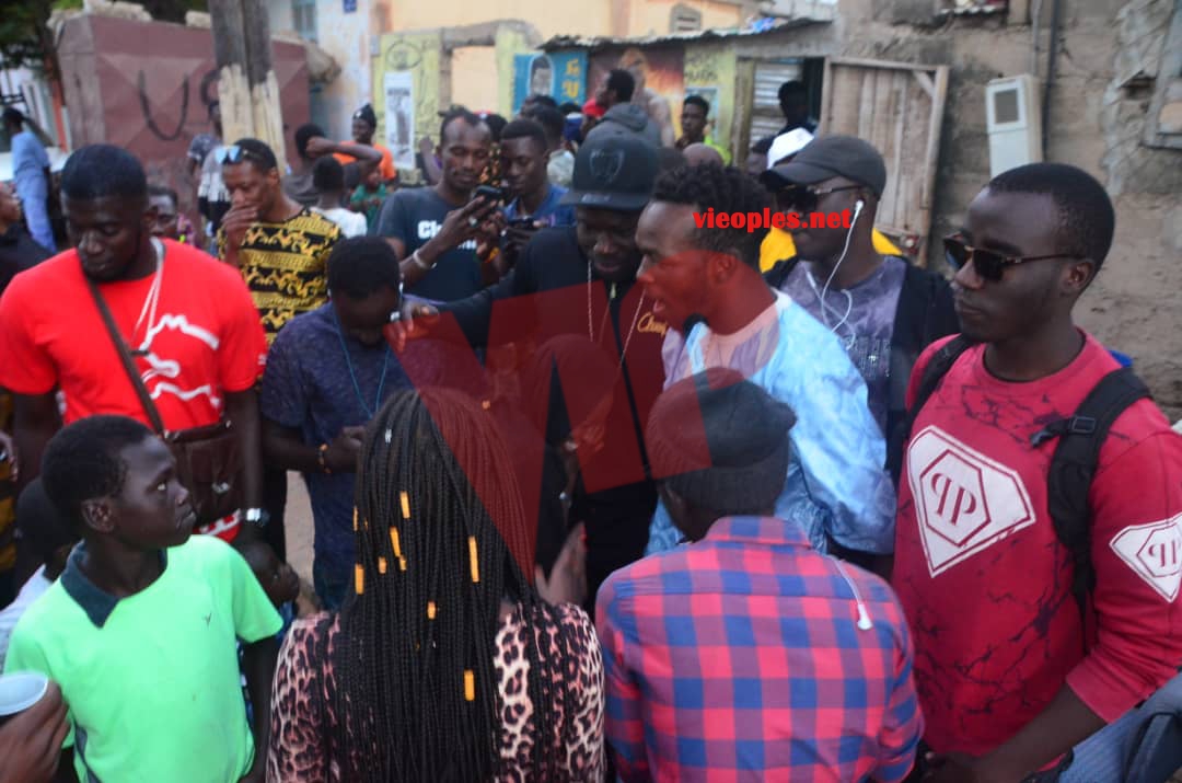 BOY NIANG vs LAC 2: Les supporters de Boy Niang déja dans l'ambiance du combat à Pikine.