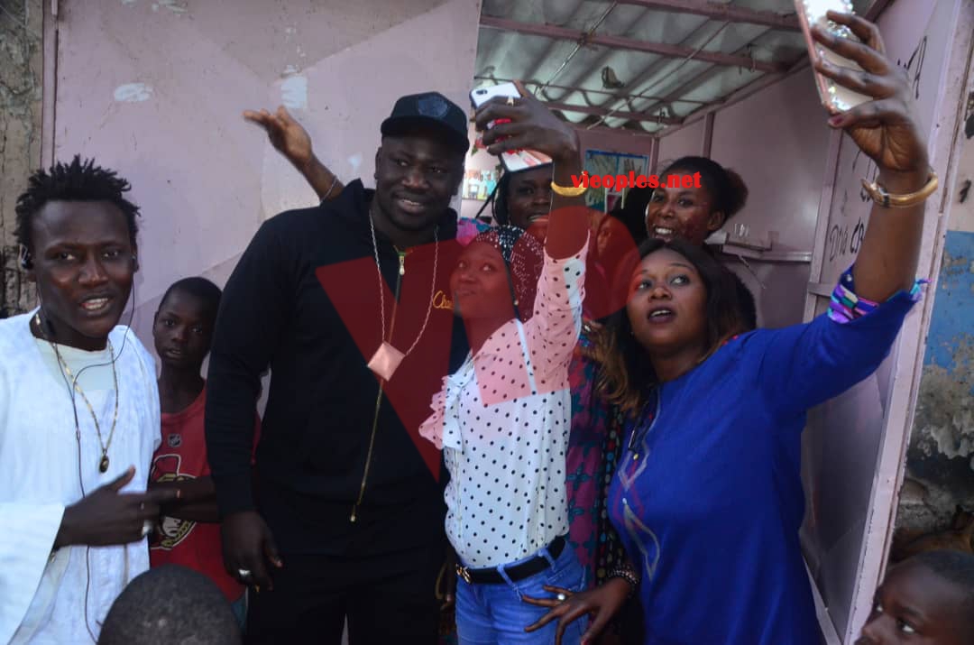 BOY NIANG vs LAC 2: Les supporters de Boy Niang déja dans l'ambiance du combat à Pikine.