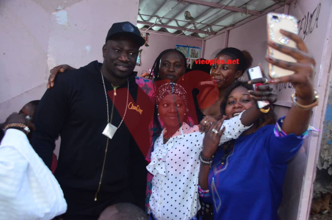 BOY NIANG vs LAC 2: Les supporters de Boy Niang déja dans l'ambiance du combat à Pikine.