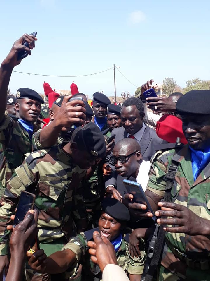 Selfie : Thione Seck pris en otage par ses fans militaires