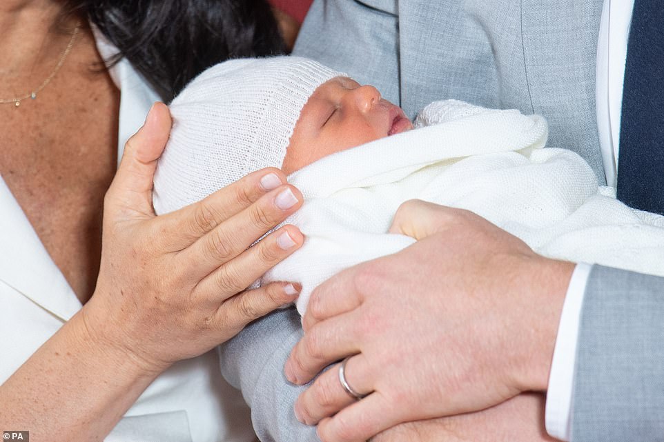 Voici les premières images du bébé d’Harry et Meghan, on connaît enfin le prénom