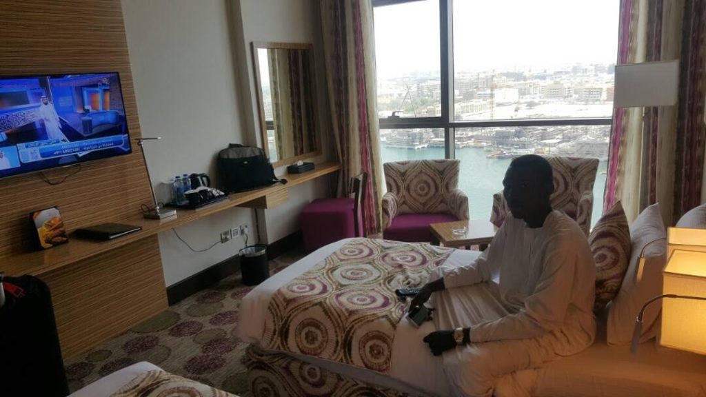 La vie royale de Modou Mbacké fils de Baye Karim à Dubaï : Voiture de luxe, piscine…
