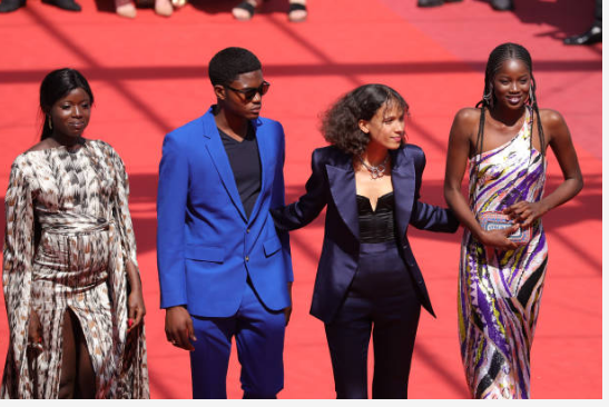 Festival de Cannes 2019: L’équipe du film ATLANTIQUE de Mati Diop monte les marches