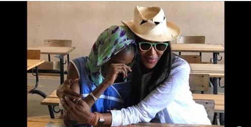 En séjour au Sénégal : Naomi Campbell rend visite au CEM Jean-Claude Mimran de Richard-Toll