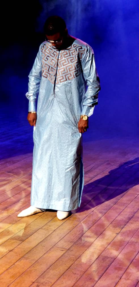 L'artiste Mauritanien Ousmane Gangué en mode shooting.
