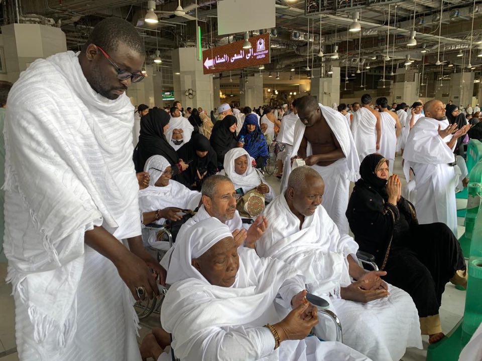 Oumra : Baba Lamine Niass et Seyda Mariama Niass à la Mecque… Regardez