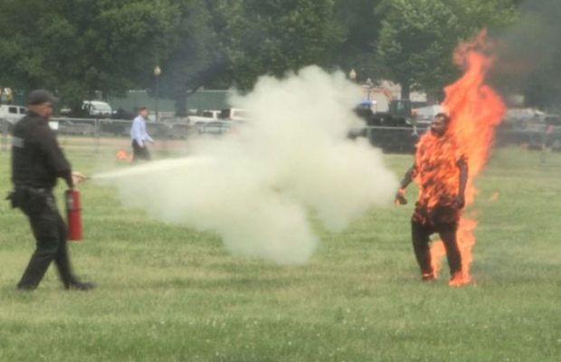 Vidéo- Etats-Unis : Un homme s’immole par le feu tout près de la Maison Blanche
