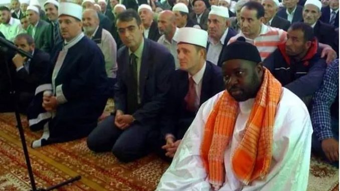 (Arrêt sur image) : Serigne Cheikhouna Mbacké dirige une prière au Kosovo