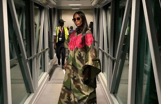 Naomi Campbell quitte le Sénégal avec un boubou militaire