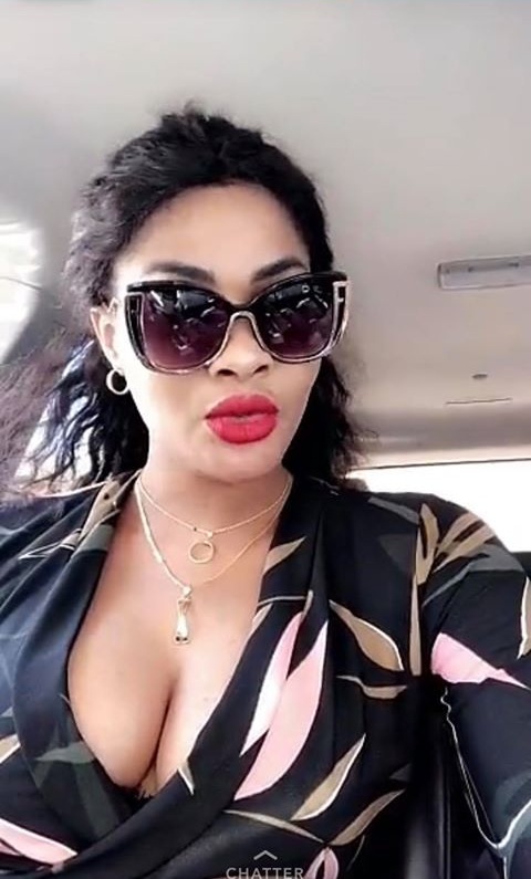 Soumboulou s’affiche dans un décolleté explosif pour…