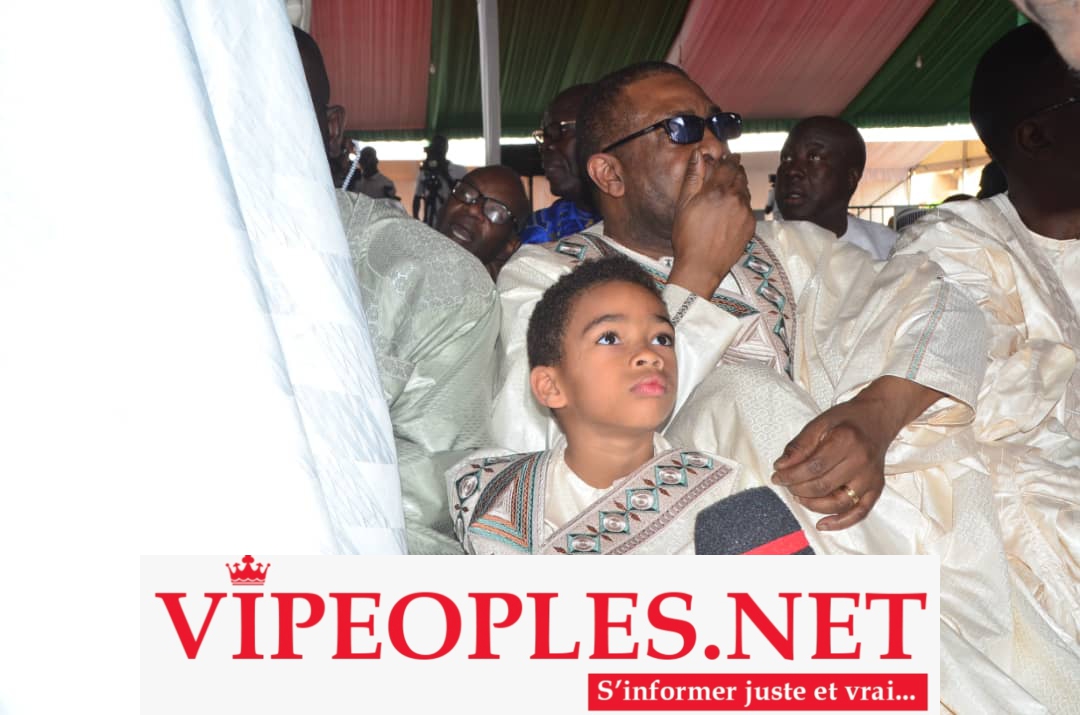 Le ministre conseiller Youssou Ndour et son fils Nelson Mandela à la priére de Korité à Massalikoul Djinane