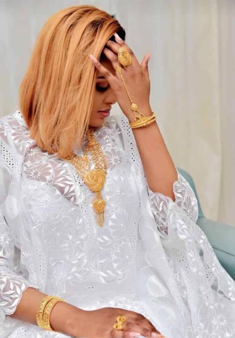 Admirez le sagnsé de Amina NDONG avec 21 carat d'OR