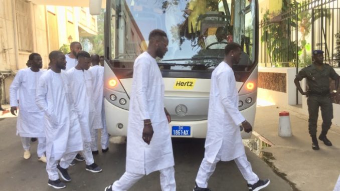 Remise du drapeau : Les Lions sont arrivés au palais de la République, en boubou « Obasanjo » et brodés aux couleurs nationales