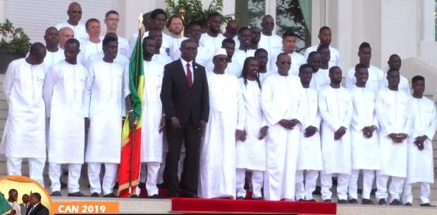 Macky Sall aux Lions : « Laissez-nous la Téranga ici et ramenez nous le trophée ! »