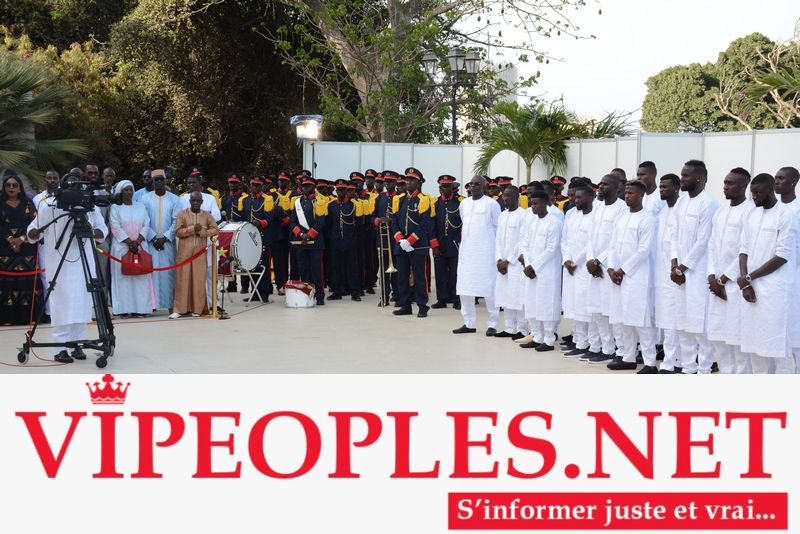  Les Lions sont arrivés au palais de la République, en boubou « Obasanjo » et brodés aux couleurs nationales