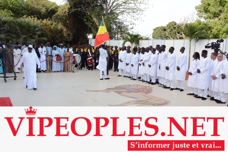  Les Lions sont arrivés au palais de la République, en boubou « Obasanjo » et brodés aux couleurs nationales