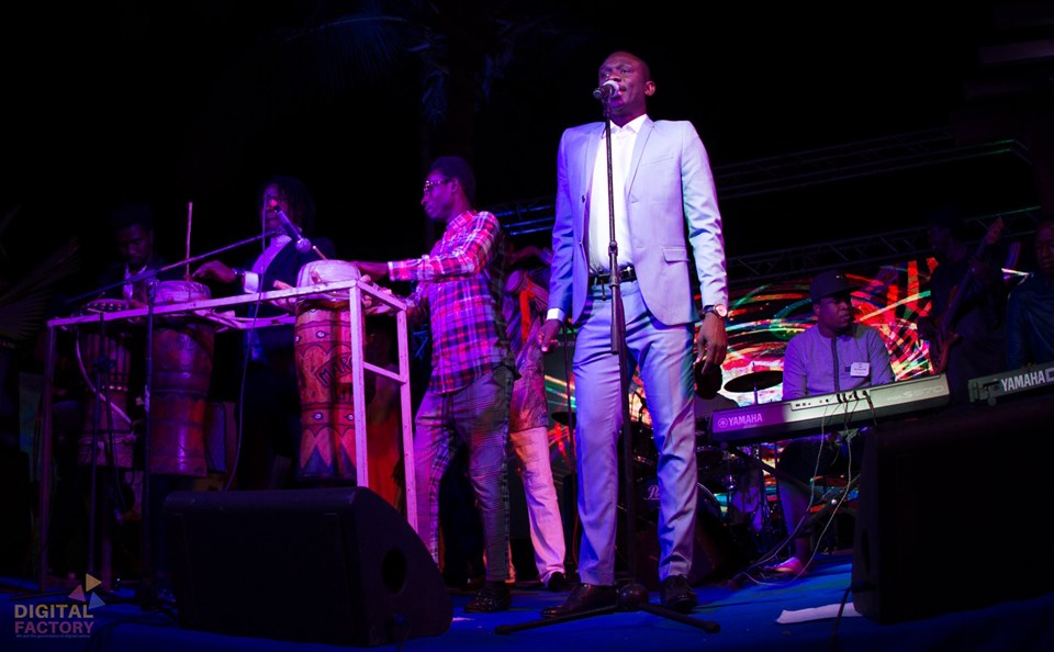 Novotél Pape Diouf se donne en spectacle live en guise de "ndewleunn"