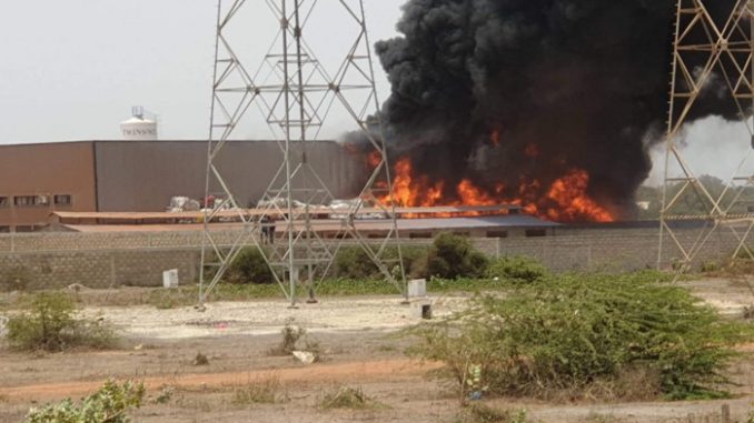 Urgent : Diamniadio, une usine vient de prendre feu.