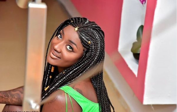 La jet-setteuse Awa Baldé s’attire la foudre de la gente féminine à cause de ses yeux captivants