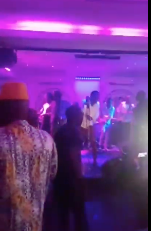 Baramundi Waly Seck ferme les porte et chauffe la salle avec ses fans